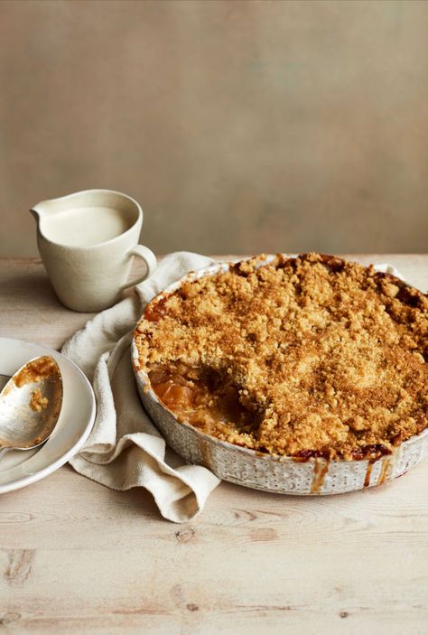 Finished with a buttery crumble topping, this classic dessert from Mary Makes It Easy is a one to pull out for cold wintery evenings. Mary Makes It Easy, Savoury Crumble, Apple Crumble Cake, Autumn Baking, Mary Berry Recipe, Apple Crumble Recipe, Crumble Cake, Crumble Recipe, Winter Desserts