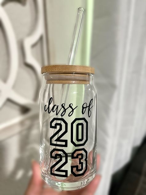 Graduation gift 2023 Graduation Glasses Ideas, Farewell Gift Ideas For Seniors, Grad Cups, Graduation Cup, Graduation Cups, 2023 Graduate, Custom Graduation Gift, Graduation Crafts, College Survival