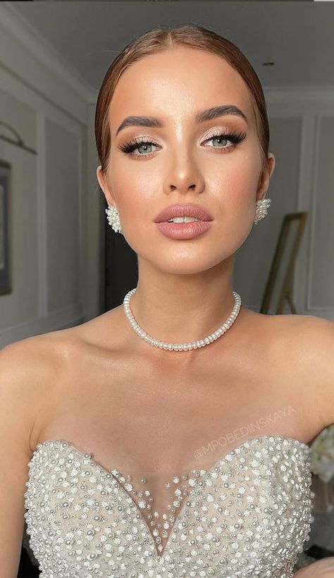 Soft Glam For Bride, Bridal Makeup Modern, Blue Eyes Bridesmaid Makeup, Bride Makeup Elegant, Makeup Inspo For Wedding, Wedding Glow Makeup, Reception Glam Makeup, Gooey Bridal Makeup, Bridal Makeup For Almond Eyes