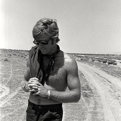 ZANZAN on Instagram: “Robert Redford 🕶 #robertredford #sunglasses #bandana #mensstyle” Paul Newman Robert Redford, Sundance Kid, Hollywood Men, Robert Redford, Sundance Film, Vintage Hollywood, Famous Faces, American Actors, New Yorker