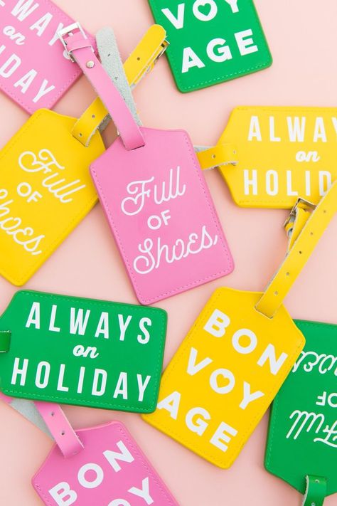 16 DIY Luggage Tag Ideas That Any Jet-Setter Will Love Luggage Tags Printable, Markers Ideas, Luggage Tags Diy, Luggage Ideas, Diy Luggage, Personalized Luggage, Diy Mothers Day Gifts, Vintage Luggage, Diy Tags