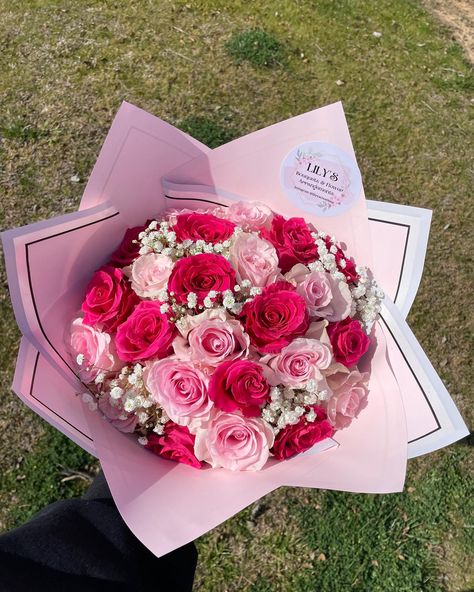 Simple…. Yet Classic two tone pink bouquet 💐 Order Yours For valentine’s Day Today! Dm @lilyyscreations or text (559) 931-4025 #floraldesign #prettybouquets #rosebouquet #floristofinstagram #559bouquets #flowerbouquet #explorepage #explore #supportlocal #fresnoflowers #fresnoflorist #ramobuchón #fresnocalifornia #valentinesday #pink Flowers For Birthday Bouquets, National Girlfriend Day Bouquet, 60 Roses Bouquet, Mother Day Ramos, Anniversary Bouquet Flowers, Mother’s Day Rose Bouquet, Creative Flower Bouquet, Pink Roses Bouquet Gift, Pink Roses Bouquet Aesthetic