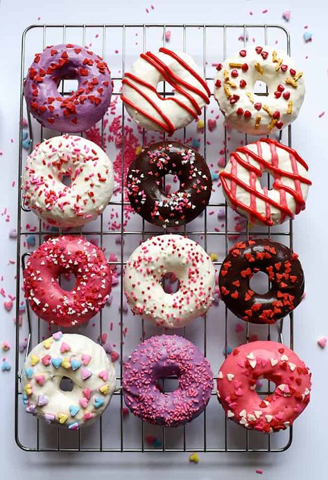 Donut Inspiration, Doughnut Ideas, Donat Glaze, Beignets Cuits, Red Velvet Donuts, Donut Ideas, Valentines Treats, Cute Donuts, Delicious Donuts