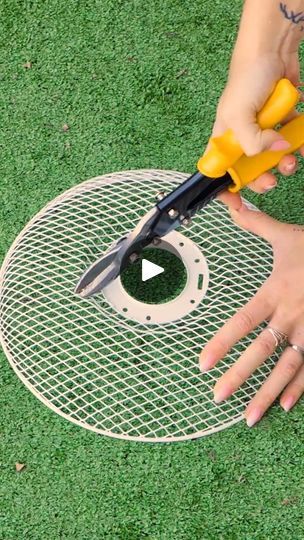 Diy Craft Tools, Backyard Upgrades Diy, Cool Diy Art, Diy Yard Ideas On A Budget, Diy Backyard Ideas On A Budget, Recycled Garden Crafts, Garden Hack Ideas, Simple Garden Ideas, Recycler Diy