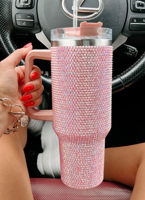 Wonderful gift option for friends and family Bling Tumbler, Rhinestone Tumbler, Trendy Water Bottles, Rhinestone Cups, Rhinestone Projects, Cute Coffee Cups, Pretty Pink Princess, Bling Crafts, Pink Lifestyle