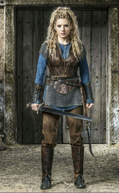 Lagertha Costume, Vikings Costume Diy, Viking Halloween Costume, Vikings Halloween, Vikings Lagertha, Viking Warrior Woman, Costume Viking, Viking Cosplay, Warrior Costume