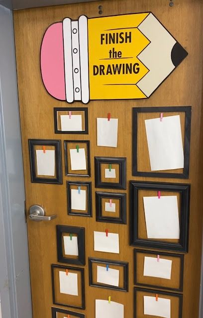 Elementary Art Classroom Decorations Bulletin Boards, Art Room Signs Ideas, Beginner Art Class Ideas, Art Room Display Ideas, Art Room Aesthetic School, Class Art Display, Elementary Art Classroom Organization, Welcome To Art Class Sign, Middle School Art Bulletin Boards