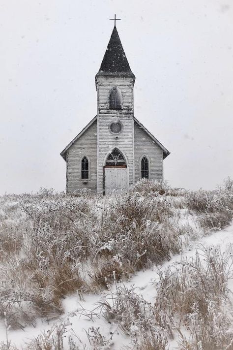 Country Church Painting, Country Churches, Old American Houses, Altered Art Canvas, Abandoned Church, Abandoned Churches, Old Country Churches, Old School House, Church Pictures