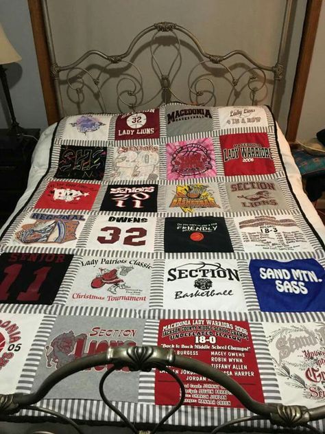 Tshirts quilt Senior Quilt Ideas, T Shirt Quilts Ideas Layout Design, Tee Shirt Quilts Ideas, Tshirt Quilts Ideas Layout, Tee Shirt Quilts, How To Make A T Shirt Quilt, Tshirt Quilt Diy, Tshirt Quilt Pattern, Tshirt Quilts