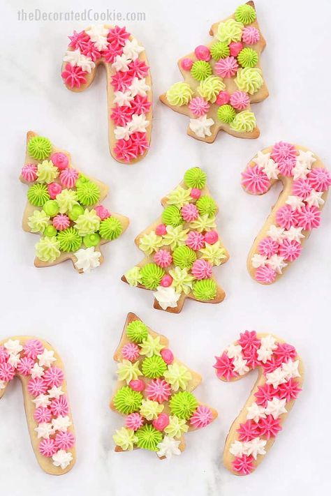 These surprisngly EASY CHRISTMAS COOKIES are beautifully decorated in pinks and greens with bakery style buttercream frosting and fun decorating tips. Christmas Sugar Cookies Decorated With Buttercream Frosting, Buttercream Icing Christmas Cookies, Decorate Cookies With Buttercream, Christmas Cookies Decorated With Buttercream, Christmas Cookie Frosting Ideas, Christmas Cookies With Buttercream Icing, Christmas Cutout Cookies Decorated Buttercream, Sugar Cookie Decorating Christmas Buttercream Frosting, Christmas Sugar Cookie Designs Buttercream