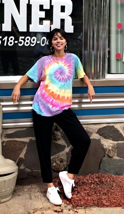 Making our childhood favorite new again in a rainbow tie-dye T-shirt. Tie Dye Shirt Outfit, Camisa Tie Dye, Tie Dye Shirts Patterns, Ty Dye, Tie Day, Diy Tie Dye Shirts, Tie Dye Crafts, Urban Outfitters Top, Tie Dye Fashion