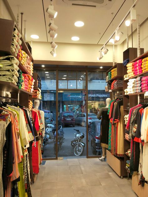 Small Cloth Shop Design, Interior Of Boutique Store Design, Small Clothes Store Design, Clothes Shop Interiors Ideas, Small Fashion Boutique Interior Design, Small Cloth Shop Interior Design, Kurti Display Ideas In Shop, Beautique Interior Design, Kurti Shop Interior Design