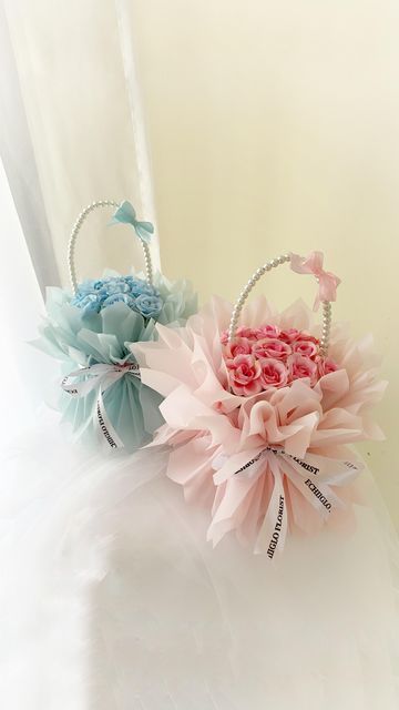 Bouquet Wisuda, Paper Rose Craft, Bucket Diy, Satin Bouquet, Balloon Bouquet Diy, Ribbon Flowers Diy, Round Bouquet, Bouquet Rose, Creative Wedding Gifts