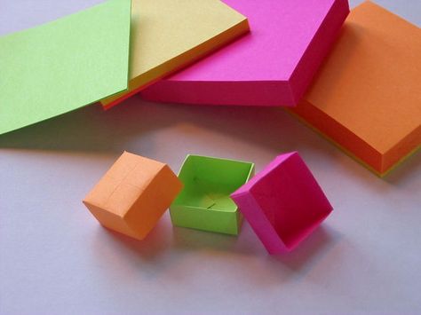 TO DO: Learn how to make these cute Origami Post-it boxes..as a hidden talent, plus a few of these would look cute strewn around on my office desk top Sticky Note Crafts, Origami Kutu, Sticky Note Origami, Notes Diy, Notes Craft, Cute Origami, Origami Box, Paper Folding, Origami Easy