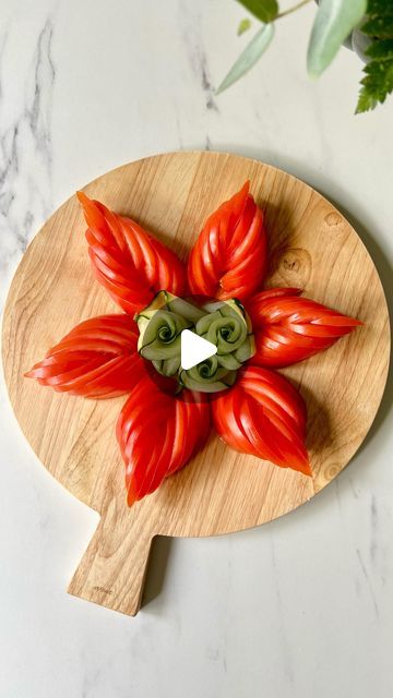 Weenussanun Homhuan on Instagram: "How to cut Tomato into Flower Shape & How to make Cucumber Rose 🌹 Save for later ✨ Wishing you a wonderful and peaceful evening 🤍 @inspo_by_rio_ 🌈 #foodart #saladdecoration #saladideas #fooddecoration #garnish" Tomato Food Art, Tomato Decoration Ideas, Salad Design Ideas, Salad Presentation Ideas, Tomato Decoration, Charcuterie Tips, Tomato Decor, Vegetable Garnish, Garnishing Ideas