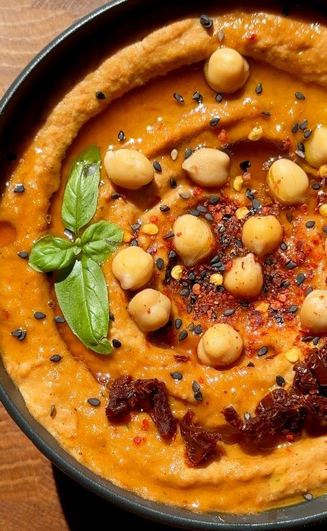 Creamy Sun Dried Tomato Hummus Sun Dried Tomato Hummus, Tomato Hummus, Roasted Red Pepper Dip, Hummus Recipe Homemade, Stuffed Pepper Dip, Salad Meal Prep, Make Hummus, Hummus Recipe, Yummy Dips