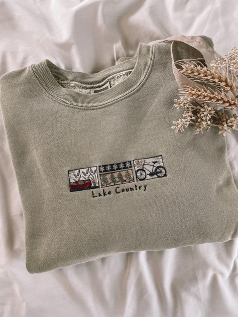 Sweatshirt With Embroidery, Embroidery Crewneck Ideas, Embroidered Sweatshirt Ideas, Painted Crewneck, Hoodie Embroidery Ideas, Embroidery Designs Sweatshirt, Embroider Sweatshirts, Crewneck Design Ideas, Crewneck Designs