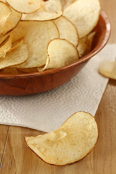 Crispy salt and vinegar potato chips will make you question why you buy chips in the first place. Recipe now updated to give these potato chips that lip-smacking flavor thanks to vinegar powder, just like store-bought chips! Salt And Vinegar Chips, Vinegar Chips, Salt And Vinegar Potatoes, Fried Potato Chips, Potato Chip Recipes, Healthy Chips, Salt And Vinegar, Homemade Chips, Veggie Chips