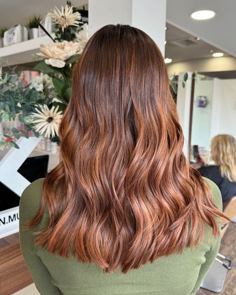 Copper Light Brown Balayage, Soft Auburn Balayage, Light Copper Hair Dark Roots, Dark Brown Hair With Ginger Balayage, Copper Auburn Hair Color Balayage, Copper Gold Balayage, Honey Copper Balayage, Copper Face Framing Highlights, Face Framing Lob