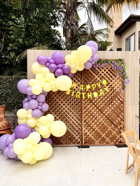 Yellow And Purple Balloon Garland, Yellow Color Birthday Theme, Purple And Yellow Themed Birthday Party, Yellow And Purple Backdrop, Lavender And Yellow Decor, Outdoor Purple Birthday Party, Purple And Yellow Balloons, Purple And Yellow Decorations, Purple And Yellow Balloon Arch