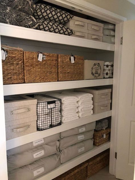 Black Wire Basket, Linen Closets, Organized Closet, Desain Pantry, Storage Baskets With Lids, House Organisation, Linen Cupboard, Grey Storage, Linen Closet Organization