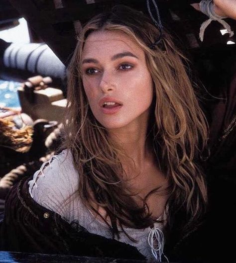 2000s on Twitter: "keira knightley in pirates of the caribbean: the curse of the black pearl. she was 17. (2003)… " Keira Knightley Pirates, Elisabeth Swan, Kiera Knightly, Kaptan Jack Sparrow, Elizabeth Swann, Desain Buklet, Keira Knightly, I Love Cinema, Charlotte Casiraghi