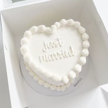 Just Married Wedding Cake, Heart Shaped Wedding Cakes, Heart Wedding Cakes, Simple Beach Wedding, Dream Wedding Cake, Heart Shaped Cakes, Simple Wedding Cake, Wedding Cakes Vintage, White Wedding Cake