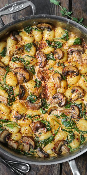 Mushroom Gnocchi, Gnocchi Dishes, Spinach And Mushroom, Homemade Gnocchi, Creamy Garlic Sauce, Meatless Dinner, Italian Recipe, Gnocchi Recipes, Creamy Spinach