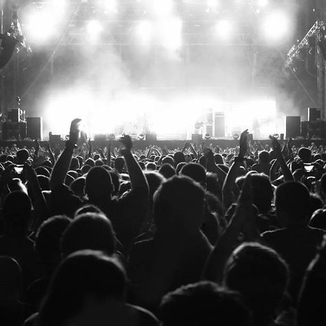 Concert crowd Crowd In Concert, Concert Crowd Aesthetic, Crowded Concert, Concert Aesthetic Crowd, Crowd At Concert, Music Concert Aesthetic, Concert Painting, Crowd Aesthetic, Crowd Photography