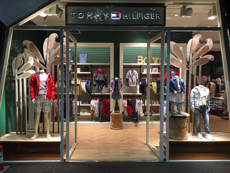 Tommy Hilfiger Retail Windows, Japan Omotesando KIDS SS16 Tommy Hilfiger Store, Visual Merchandising Displays, Tommy Hilfiger Kids, Retail Windows, Merchandising Displays, Flagship Store, Display Design, Visual Merchandising, Fashion Brands