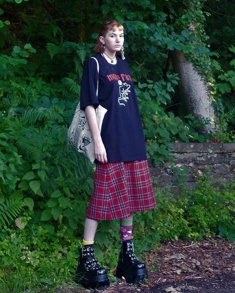 Red Skirt Outfit Casual, Cute Plaid Skirt, Long Skirt Outfits With Tshirt, Punk Long Skirt Outfit, Plaid Skirt Long, Long Plaid Skirts, Goth Outfits With Skirt, Long Skirt Outfits Alternative, Plaid Long Skirt