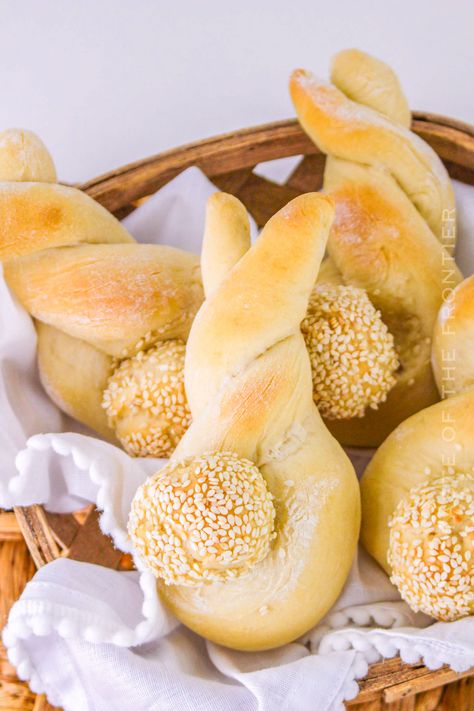 Indulge in the whimsical delight of Bunny Buns – delightful rolls shaped like charming bunnies, perfect for Easter celebrations. Easter Bunny Rolls, Bunny Buns, Fluffy Dinner Rolls, Blueberry Cookies, Holiday Baking Recipes, Breads & Buns, Edible Cookies, Edible Cookie Dough, Easy Bread