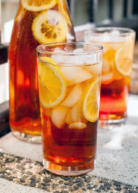 How To Make Classic Southern Sweet Tea. Need recipes and ideas for summer parties and bbqs? Refreshing homemade drinks like this are always a hit at tailgates, backyard barbeques, and holidays like memorial day or the 4th of july. You'll need tea bags like lipton, water, and sugar. No need to go to chick fil a or mcdonald's. Big batch to feed a crowd with a pitcher! #drinks #sweettea #southernrecipes #southernfood Sweet Tea Cocktail, Sweet Tea Recipes, Southern Sweet Tea, Making Iced Tea, Iced Tea Recipes, Tea Cocktails, Homemade Drinks, Tea Sandwiches, Steeped Tea