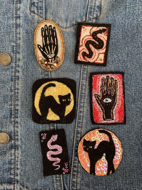 Felt Pins Brooches, Month Embroidery, Felt Patches, Patch Ideas, Embroidery Crafts, Felt Patch, Handmade Patch, Paper Journal, Crochet Inspo