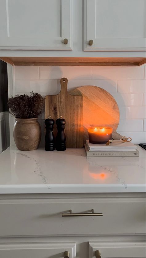 White And Wood Apartment Decor, Simple Kitchen Styling, Soap Kitchen Ideas, Cozy Kitchen Decor Ideas, Thrifted Home Decor Kitchen, Books On Kitchen Counter, Coffee Counter Decor, Kitchen Cannister Ideas, Black And Wood Kitchen Decor