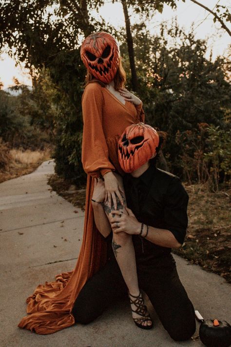 Halloween Couple Things To Do, Halloween Photoshoot Ideas Pumpkin Head, Pumpkin Head Photoshoot Poses, Family Spooky Photoshoot, Couple Graveyard Photoshoot, Couple Halloween Poses, Demon Couple Costume, Ghostface Photoshoot Couple, Couple Spooky Photoshoot