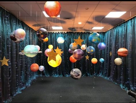 Space Theme Prom Ideas, Outer Space Theme Decorations, Space Room Decoration, Planets Decorations Space Theme, Universe Decoration Ideas, School Event Theme Ideas, Space Theme Graduation Party, Space Backdrop Diy, Galaxy Birthday Party Ideas Space Theme