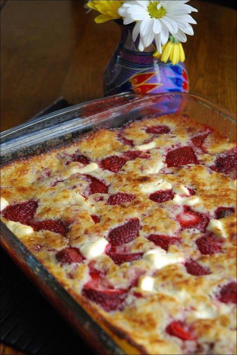 Cream Cheese Cobbler, Strawberry Cream Cheese Cobbler, Strawberry Cobbler, Strawberry Cream Cheese, Strawberry Cream, Think Food, Köstliche Desserts, Yummy Sweets, Strawberry Recipes