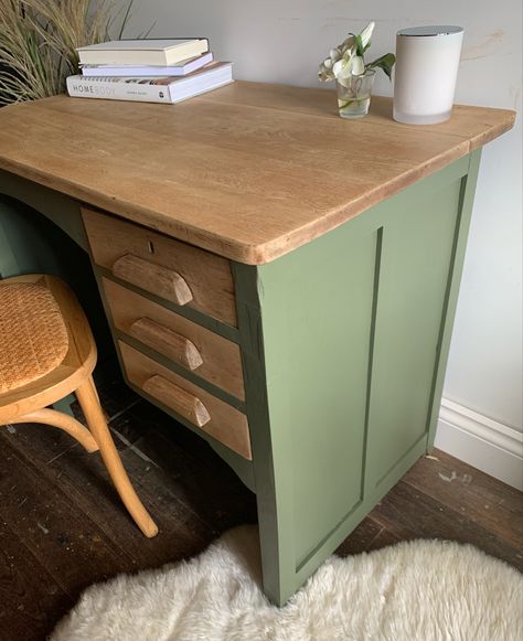 Colored Desk Ideas, Desk Colour Ideas, Desk Upcycle Ideas Wood, Colourful Desk Ideas, Old Wood Desk Makeover, Upcycle Desk Diy Projects, Upcycle Office Furniture, Diy Painted Desk Ideas, Desk Redo Before After