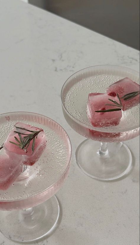 aesthetic drink minimalist pink Girly Cocktails, Kaeli Mae, Flower Ice Cubes, Girly Drinks, Pretty Cocktails, Flower Ice, Pink Martini, Fancy Drinks, Phone Inspiration