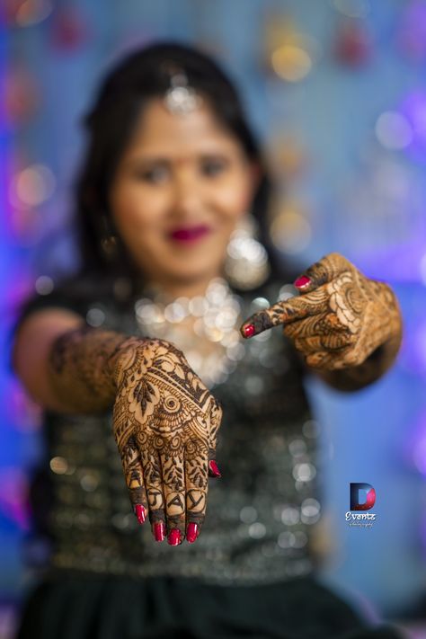 Mehendi Pose Bride, Mehandi Bride Photography, Mahndi Shoot Poses, Wedding Mehndi Photography, Mehandi Photo Shoot, Mahdi Poses, Mehandi Rasam Photography, Mehndi Girls Poss, Mehndi Shoot Poses