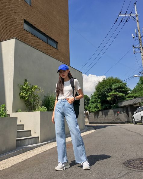 Blue Jeans And White Shirt, Tshirt And Jeans, Korean Girl Fashion, Korean Fashion Trends, Ulzzang Fashion, Mode Inspo, Korea Fashion, Fashion Korean, Korean Street Fashion