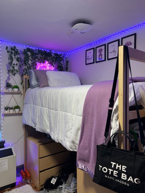 High bed dorm decor Dorm Room Ideas Purple, Dorm Room Arrangements, Purple Dorm Room Ideas, Purple Dorm Rooms, Purple Dorm, Dorm Themes, High Bed, Diy Lavender, Lavender Decor