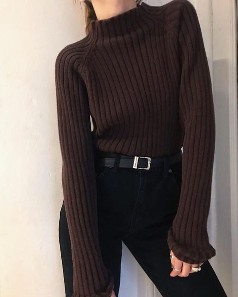 Dark Brown Turtleneck Outfit, Winter Turtleneck Outfits, Brown Turtleneck Outfit, Turtle Neck Outfit Women, House Fits, Turtleneck Outfits, Outfit Modest, Neon Girl, Brown Long Sleeve Shirt