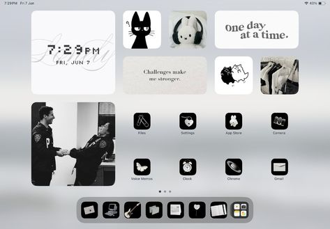 took me a lot of time to finish all the 3 screens but it was worth it lol !! Ipad Air Home Screen Layout, Black Aesthetic Ipad Wallpaper, Ipad Layout Aesthetic, Aesthetic Ipad Theme, Ipad Theme Ideas, Ipad Layout Homescreen, Ipad Organization Homescreen, Aesthetic Ipad Homescreen Layout, Ipad Layout Ideas