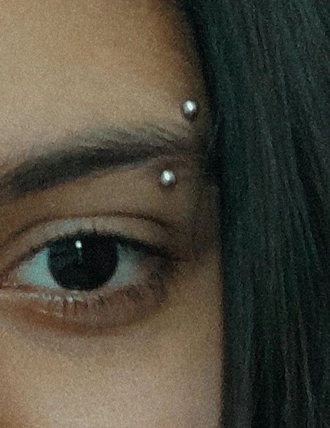 Piercing en la ceja To Gue Piercings, Eyebrow Piercings Aesthetic, Right Eyebrow Piercing, Eye Brow Piercing Aesthetic, Eyebrow Percinings, Eyebrow Piercing Cute, Eyebrow Peicerings, Facial Piercing Ideas, Piercings Ideas Face