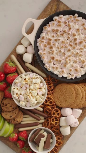 Easy Bonfire Snacks, December Birthday Activities, Firework Night Food, Bonfire Potluck Ideas, Bonfire Bday Party Ideas, Bonfire Night Ideas, Bonfire Food Ideas Snacks, Fall Food Board Ideas, Smores Themed Birthday Party