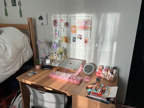 Aesthetic Dorm Organization, College Dorm Desk Aesthetic, Desk Vanity Setup, Dorm Desk Organization Ideas, College Dorm Room Ideas Aesthetic Pink, Dorm Desk Inspiration, Dorm Room Desks, Organized Desk Aesthetic, Dorm Desk Aesthetic