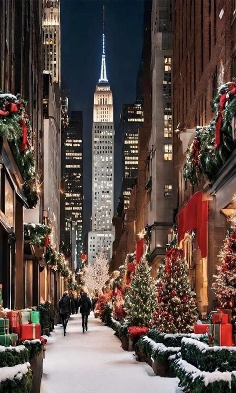 New York Aesthetic New Year, Aesthetic New York Christmas, New York At Christmas Aesthetic, New York Xmas Aesthetic, Christmas In Nyc Aesthetic Wallpaper, Nyc Christmas Aesthetic Wallpaper, Christmas In Nyc Wallpaper, Christmas In Manhattan, Christmas In New York Pictures