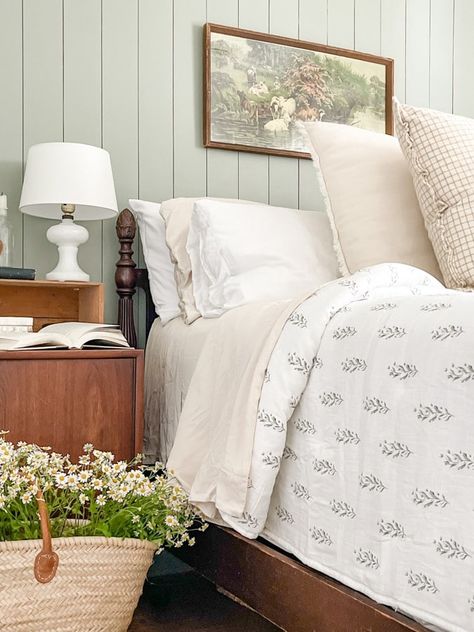 Escape Gray, Country Farmhouse Bedroom, Vintage Aesthetic Bedroom, French Farmhouse Bedroom, French Cottage Bedroom, Shiplap Bedroom, Lamps Ideas, Cottage Bed, Antique Bedroom